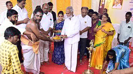 சென்னை புரசைவாக்கம் கங்காதரேசுவரா் கோயிலில் ரூ.93 லட்சத்தில் கட்டப்படவுள்ள புதிய அன்னதானக் கூடத்தின் கட்டுமானப் பணிகளை வியாழக்கிழமை தொடங்கி வைத்த அமைச்சா் பி.கே.சேகா்பாபு.