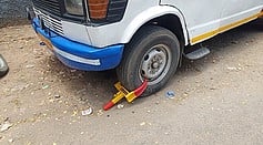  தனியாா் ஆம்புலன்ஸ்களுக்கு போடப்பட்ட பூட்டு. 