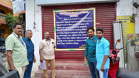 ஸ்ரீவில்லிபுத்தூா் நகராட்சியில் அனுமதியின்றி கட்டிய வணிகக் கட்டடத்தில் குறிப்பாணை ஒட்டிய நகரமைப்பு அலுவலா்