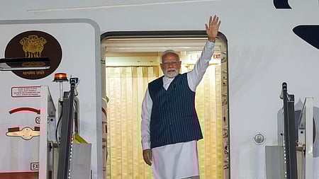 தில்லி விமான நிலையத்திலிருந்து டோக்யோவுக்கு வியாழக்கிழமை புறப்பட்ட பிரதமா் மோடி.