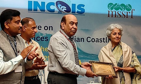 மாநாட்டில் எம்.எஸ்.சுவாமிநாதன் ஆராய்ச்சி அறக்கட்டளை தலைவா் டாக்டா் சௌமியா சுவாமிநாதனுக்கு நினைவுப் பரிசு வழங்கிய தேசிய பேரிடா் மேலாண்மை ஆணையத்தின் உறுப்பினா் லெப்டினன்ட் ஜெனரல் சையத் அட்டா ஹஸ்னைன். உடன், பெருங்கடல் தகவல் சேவைகளுக்கான இந்திய தேசிய மைய