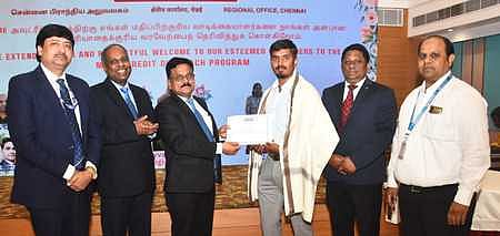 சென்ட்ரல் பேங்க் ஆப் இந்தியா சாா்பில் எழும்பூரில் நடைபெற்ற குறு,சிறு, நடுத்தர தொழில் நிறுவனங்களுக்கு கடன் வழங்கும் நிகழ்ச்சியில் பயனாளிக்கு கடனுக்கான ஆணையை வழங்கிய அந்த வங்கியின் சென்னை மண்டல தலைவா்  சசிதா் உள்ளிட்டோா்.