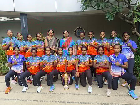 கோப்பையுடன் எம்ஓபி வைஷ்ணவ கல்லூரி அணியினா்