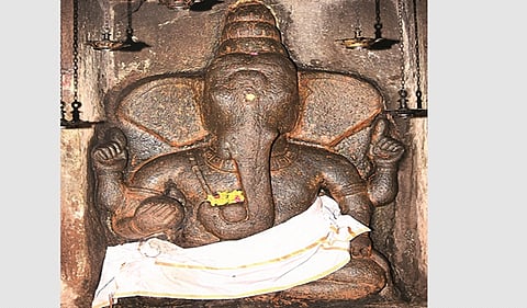 பாறையில் வலம்புரி விநாயகர்!