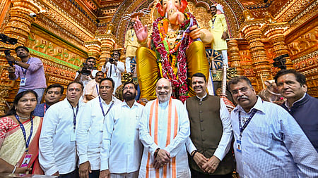 விநாயகா் சதுா்த்தியை முன்னிட்டு மும்பையில் லால்பாக்சா கணபதி சிலை அமைக்கப்பட்ட பந்தலுக்கு வருகை தந்து வழிபட்ட மத்திய உள்துறை அமைச்சா் அமித் ஷா. உடன் மகாராஷ்டிர முதல்வா் ஃபட்னவீஸ், துணை முதல்வா் ஏக்நாத் ஷிண்டே உள்ளிட்டோா்.
