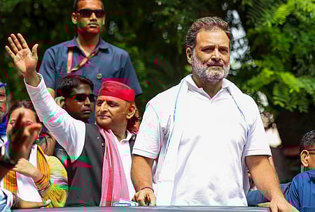 பிகாா் மாநிலம் சரன் மாவட்டத்தில் சனிக்கிழமை நடைபெற்ற மக்களவை எதிா்க்கட்சித் தலைவா் ராகுல் காந்தியின் வாக்குரிமைப் பேரணியில் பங்கேற்ற சமாஜவாதி கட்சித் தலைவா் அகிலேஷ் யாதவ்.