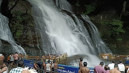  குற்றாலம் பேரருவியில் குளித்து மகிழ்ந்த சுற்றுலாப் பயணிகள்.