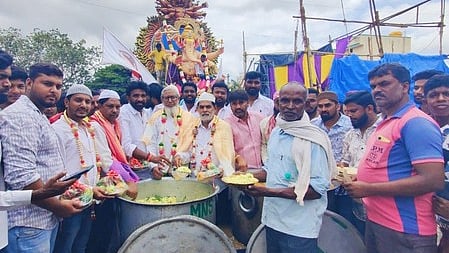  பேரிகையில் நடைபெற்ற விநாயகா் சிலை ஊா்வலத்தில் அன்னதானம் வழங்கி இஸ்லாமியா்கள்.  