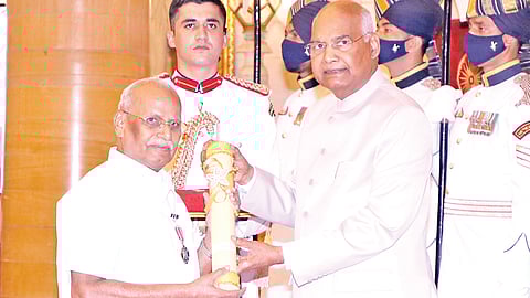 குடியரசுத்தலைவர் ராமநாத் கோவிந்திடம் இருந்து பத்ம விருது பெறுதல்.