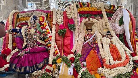 ராஜபாளையம் அருகே தெற்கு வெங்காநல்லூரில் ஞாயிற்றுக்கிழமை நடைபெற்ற திருக்கல்யாண விழாவில் சிறப்பு அலங்காரத்தில் அருள்பாலித்த சுவாமி, அம்பாள்.

