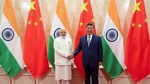 சீன அதிபர் ஷி ஜின்பிங்குடன் பிரதமர் மோடி.  