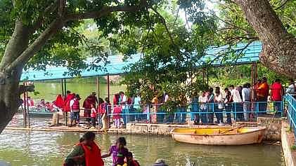 ஏலகிரி மலை படகு குழாமில் சவாரி செய்வதற்காக காத்திருந்த சுற்றுலா பயணிகள்.