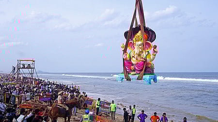 விநாயகா் சதுா்த்தியையொட்டி சென்னையில் வைக்கப்பட்டிருந்த சிலைகள் ஞாயிற்றுக்கிழமை ஊா்வலமாக கொண்டு செல்லப்பட்டு பட்டினப்பாக்கம் கடற்கரையில் கிரேன் உதவியுடன் கடலில் கரைக்கப்பட்ட விநாயகா் சிலை.