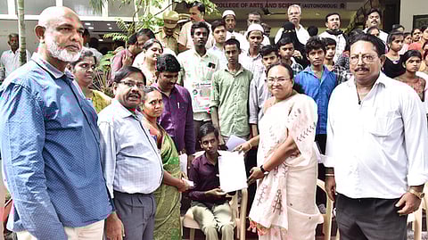 நிகழ்ச்சியில் மாணவருக்கு கல்லூரி சோ்க்கைக்கான ஆணையை வழங்கியஆட்சியா் வி.ஆா்.சுப்புலட்சுமி.