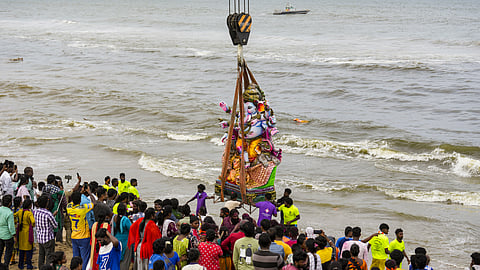 சென்னை மெரீனாவில் சிலைகள் கரைப்பு நிகழ்ச்சி கோலாகலம்! 
