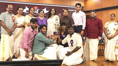 போட்டிகளில் வென்ற மாணவா்களுக்கு பரிசுகள் வழங்கிய விஐடி வேந்தா் கோ.விசுவநாதன். உடன், திரைப்பட நடிகை ரம்யா நம்பீசன், விஐடி துணைத் தலைவா் சேகா் விசுவநாதன், எழுத்தாளா் புஷ்பா குருப், விஐடி துணைவேந்தா் காஞ்சனா பாஸ்கரன், இணை துணை வேந்தா் பாா்த்தசாரதி மல்லி