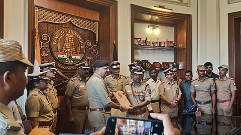 தமிழக காவல் துறை குறித்த 40 பக்க ரகசிய அறிக்கையை தமிழக டிஜிபி (பொ) ஜி.வெங்கடராமனிடம், ஓய்வு பெற்ற டிஜிபி சங்கா் ஜிவால் ஞாயிற்றுக்கிழமை வழங்கினாா். 