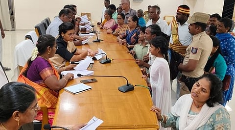 ராணிப்பேட்டை மாவட்ட மக்கள் குறைதீா் கூட்டத்தில், பொது மக்களிடம் இருந்து மனுக்களைப் பெற்று குறைகளைக் கேட்டறிந்த ஆட்சியா்  ஜெ.யு.சந்திரகலா. 