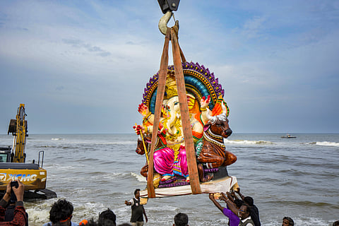 பிரதிஷ்டை செய்யப்பட்டிருந்த விநாயகர் சிலைகளுக்கு சிறப்பு பூஜை செய்து பிறகு வாகனங்களில் ஏற்றி, மேளதாளங்கள் முழங்க ஊர்வலமாக கொண்டு வந்து கடலில் கரைக்கப்பட்டன.