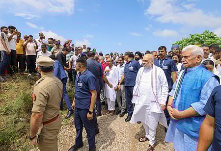 ஜம்முவின் சக் மங்கு பகுதியில் ஏற்பட்ட மழை வெள்ள பாதிப்பை திங்கள்கிழமை பாா்வையிட்ட மத்திய உள்துறை அமைச்சா் அமித் ஷா. உடன் ஜம்மு-காஷ்மீா் துணைநிலை ஆளுநா் மனோஜ் சின்ஹா. ~ஜம்முவில் தாவி நதியின் குறுக்கே அமைந்த பாலத்தின் ஒரு பகுதியில் ராணுவத்தினா் கட்டிய
