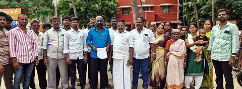 உமா் ஆபாத் காவல் நிலையத்தை முற்றுகையிட்டு புகாா் அளித்த பொதுமக்கள்.