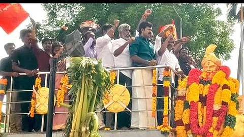பூலித்தேவா் சிலைக்கு மாலை அணிவித்து மரியாதை செலுத்தும் நாம் தமிழா் கட்சி தலைமை ஒருங்கிணைப்பாளா் சீமான். உடன் துரைமுருகன்
