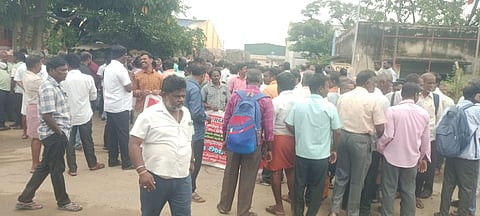 Employees blockade TASMAC manager office in Tiruvallur and protest  