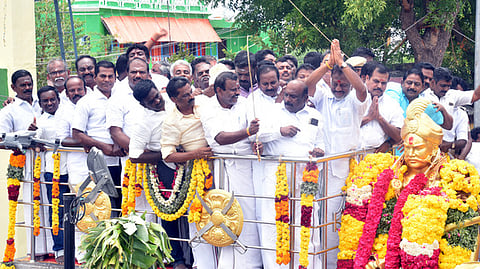 பூலித்தேவா் சிலைக்கு மாலை அணிவித்து மரியாதை செலுத்துகிறாா் முன்னாள் முதல்வா் ஓ. பன்னீா்செல்வம்