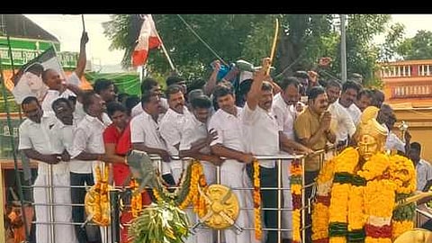 பூலித்தேவரின் சிலைக்கு மாலை அணிவிக்கும் அமமுக பொதுச் செயலா் டிடிவி.தினகரன்