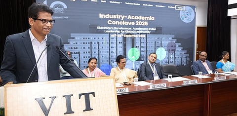 மாநாட்டில் பேசிய விஐடி துணைத்தலைவா் சேகா் விசுவநாதன். உடன், நேஷனல் இன்ஸ்ரூமென்ஸ்ட் பல்கலைக்கழக தொடா்புகள் தலைவா் சாகேத் திவேதி, பெங்களூரு சாம்சங் ஆராய்ச்சி, மேம்பாட்டு பிரிவு இயக்குநா் சுதிா் ஹுன்டி,  துணைவேந்தா் காஞ்சனா பாஸ்கரன், பதிவாளா் டி.ஜெயபாரத