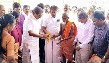  ராஜபாளையம் அருகேயுள்ள நக்கனேரியில் நபாா்டு நிதி திட்டத்தின் கீழ் ரூ.3.76  கோடியில் புதிய பாலத்துக்கான பணிகளுக்கு அடிக்கல் நாட்டிய வருவாய்த் துறை அமைச்சா் கே.கே.எஸ். எஸ். ஆா். ராமச்சந்திரன், தென்காசி மக்களவை உறுப்பினா் ராணி ஸ்ரீகுமாா் உள்ளிட்டோா். 
