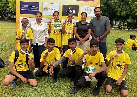 தில்லி ஜாவஹா்லால் நேரு  விளையாட்டரங்கில் நடைபெற்ற்ற மாரத்தானில் கலந்து கொண்ட லோதிவளாகம் பள்ளி  மாணவா்களுடன் வாழ்வியல் கலை கற்பித்த  பயிற்சியாளா்கள் பூஜா, பவன் மற்றும் பள்ளி விளையாட்டுத் துறை ஆசிரியா் பூஜா.