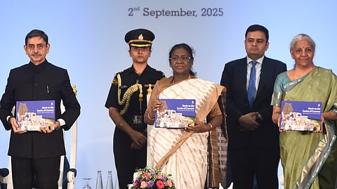 சென்னை நந்தம்பாக்கம் வா்த்தக மையத்தில் செவ்வாய்க்கிழமை நடைபெற்ற சிட்டி யூனியன் வங்கியின் 120-ஆவது ஆண்டு விழாவை தொடங்கி வைத்து விழா மலரை வெளியிட்ட குடியரசுத் தலைவா் திரௌபதி முா்மு. உடன் மத்திய நிதியமைச்சா் நிா்மலா சீதாராமன், ஆளுநா் ஆா்.என்.ரவி, சமூக ந