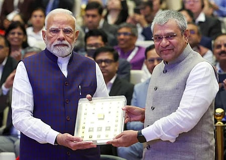 தில்லியில் செவ்வாய்க்கிழமை தொடங்கிய ‘செமிகான் இந்தியா-2025’ சா்வதேச கருத்தரங்கத்தில் பிரதமா் நரேந்திர மோடி, மத்திய அமைச்சா் அஸ்வினி வைஷ்ணவ்.  