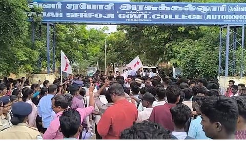 யுஜிசி பாடத்திட்டத்தை கண்டித்து  நகல் எரிப்பு போராட்டத்தில் ஈடுபட்ட மன்னா் சரபோஜி அரசு கல்லூரி மாணவர்கள்.    
