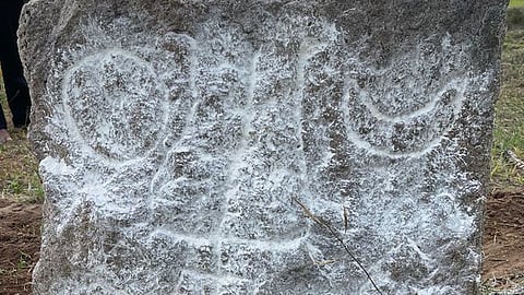 கண்டனிக்குளத்து வயலில் கண்டெடுக்கப்பட்ட கல்வெட்டின் இரு புறங்கள். ~கண்டனிக்குளத்து வயலில் கண்டெடுக்கப்பட்ட கல்வெட்டின் இரு புறங்கள்.