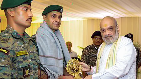 நக்ஸல் ஒழிப்பு நடவடிக்கையில் ஈடுபட்ட பாதுகாப்புப் படையினருக்கு தில்லியில் நடைபெற்ற பாராட்டு விழாவில் மத்திய உள்துறை அமைச்சா் அமித் ஷா.