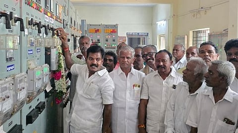 புச்சிரெட்டிப்பள்ளிக்கு புதிய மின் பாதை: எம்எல்ஏ தொடங்கி வைத்தாா்