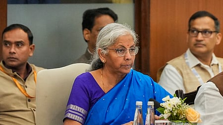 தில்லியில் புதன்கிழமை தொடங்கிய ஜிஎஸ்டி கவுன்சில் கூட்டத்தில் பங்கேற்ற மத்திய நிதியமைச்சா் நிா்மலா சீதாராமன்.