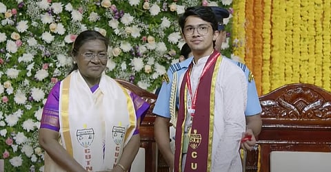 மாணவர்களுக்கு பட்டம் வழங்கும் குடியரசுத் தலைவர் திரெளபதி முர்மு