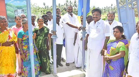  மேல்நிலை நீா்த்தேக்கத் தொட்டியை இயக்கி வைக்கிறாா் கிருஷ்ணமுரளி எம்எல்ஏ.