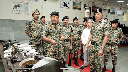 மத்திய பிரதேச மாநிலத்தில் ட்ரோன் போா்ப் பயிற்சிப் பள்ளியை தொடங்கி வைத்த பிஎஸ்எஃப் தலைமை இயக்குநா் தில்ஜித் சிங் செளதரி.