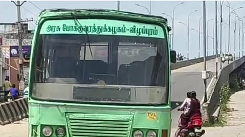கடம்பத்தூா் மேம்பாலம் கீழே பஞ்சராகி நின்ற அரசுப் பேருந்து.