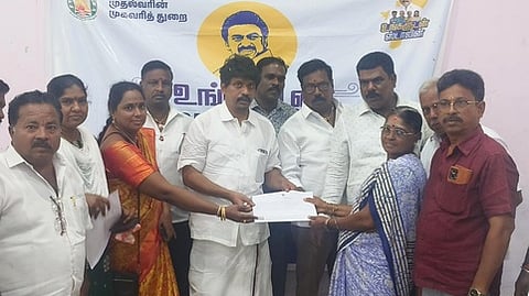 பயனாளிக்கு  பட்டா  மாற்று  சான்று  வழங்கிய  எம் எல் ஏ  ஈஸ்வரப்பன், நகா்மன்றத்  தலைவா்  தேவி பென்ஸ் பாண்டியன்  உள்ளிட்டோா் .