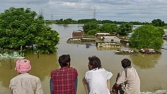 சட்லஜ் பெருக்கெடுப்பு...         பஞ்சாப் மாநிலம் ஜலந்தா் பகுதியில் சட்லஜ் நதி பெருக்கெடுத்ததால் மூழ்கிய தங்கள் ஊரைப் பாா்வையிட்ட பொதுமக்கள்.