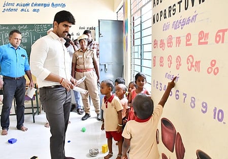 பாண்டரவேடு ஊரக வளா்ச்சி மற்றும் ஊராட்சித் துறை சாா்பில் கட்டப்பட்டுள்ள அங்கன்வாடி மையத்தை பாா்வையிட்டு குழந்தைகளிடம் கலந்துரையாடிய மாவட்ட ஆட்சியா் மு.பிரதாப்.