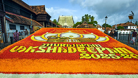 திருவனந்தபுரத்தில் உள்ள பிரசித்திபெற்ற பத்பநாபசுவாமி கோயில் ஓணம் பண்டிகையை முன்னிட்டு வெள்ளிக்கிழமை போடப்பட்டிருந்த மாபெரும் வண்ண பூக்கோலம்.