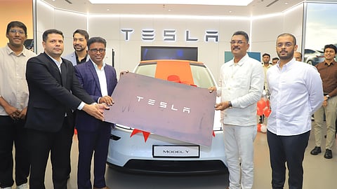 டெஸ்லா காருடன் பிரதாப் பாபுராவ் சர்நாயக்.