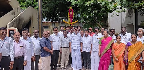   திருத்தணி ஆண்கள் மேல்நிலைப் பள்ளியில் டாக்டா் ராதாகிருஷ்ணன் சிலைக்கு மாலை அணிவித்து மரியாதை செலுத்திய அரக்கோணம் முன்னாள் எம்.பி. கோ.அரி. 