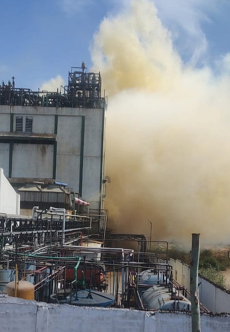 கடலூா் சிப்காட் தொழிற்பேட்டையில் உள்ள ரசாயன தொழிற்சாலையில்   ஏற்பட்ட விபத்தில்   வெளியான புகை மண்டலம்.